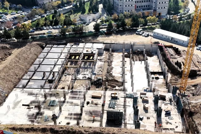 Kocaeli Umuttepe Kampüsü'nde camii ve otopark inşaatı yükseliyor