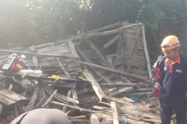 Düzce'de çöken ahşap evde 1 kişi hayatını kaybetti