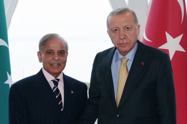 Cumhurbaşkanı Erdoğan, Pakistan Başbakanı Şahbaz Şerif ile Bakü'de görüştü