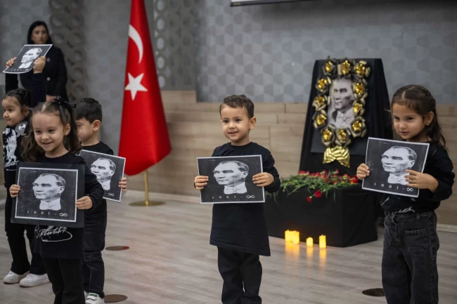 Bornova'da minik yüreklerden Atatürk'e duygusal anma