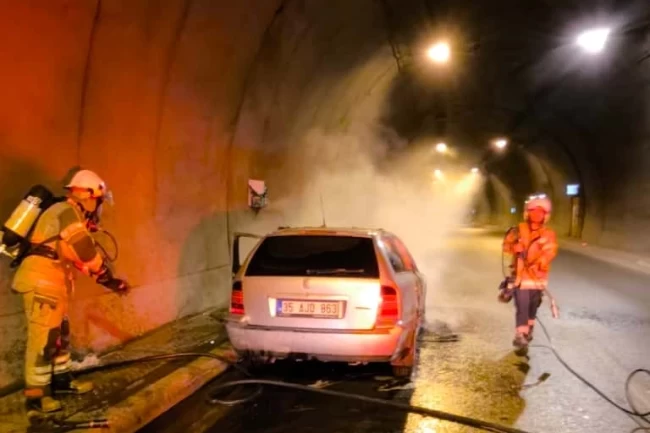 Konak Tünelleri'ndeki araç yangınına hızlı müdahale