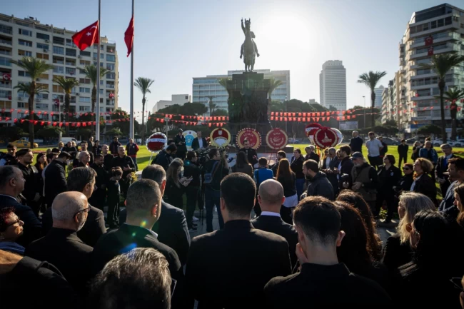 CHP İzmir Ata'sını andı