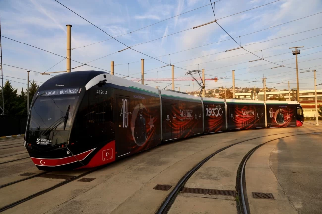 Kocaeli'de otobüs ve tramvaylarda Ata'ya saygı