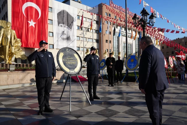 Ankara Keçiörenliler Ata'ya saygı için meydanda buluştu