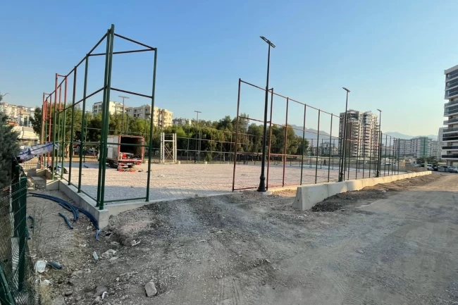 İzmir Büyükşehir'den gençlere beş yeni halı saha