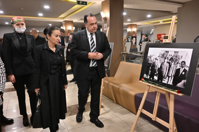 Manisa'da "Ata'nın Sanat Mirası" söyleşi ve fotoğraf sergisine yoğun ilgi