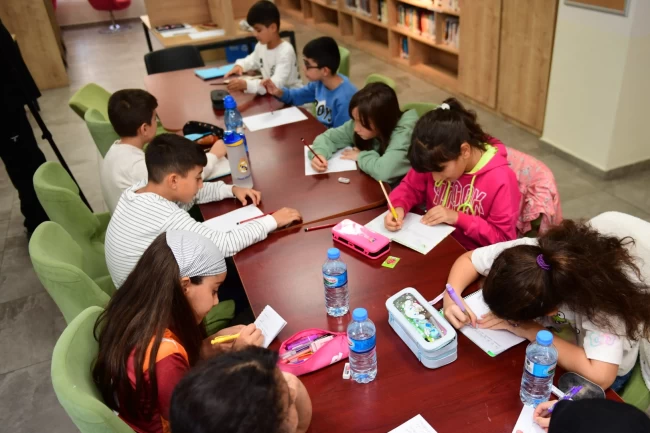 Bursa Osmangazi'de çocuklar hayallerini kağıda döküyor