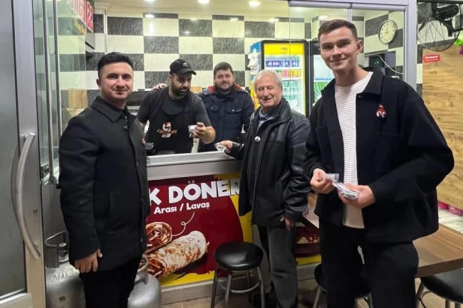 Edirne Keşan'da AK Parti Gençlik Kolları Atatürk rozeti dağıttı