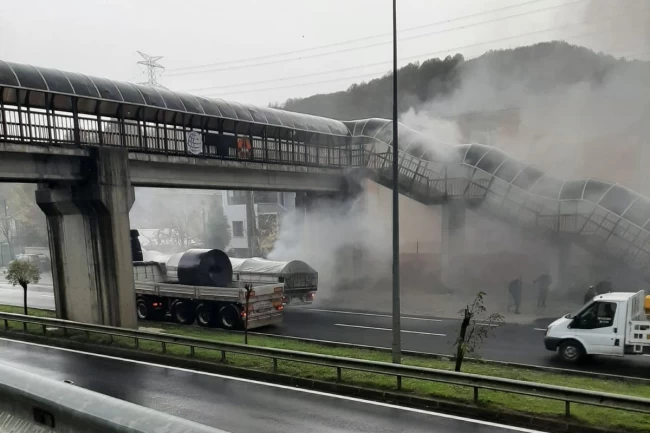 Düzce-Zonguldak bağlantı yolunda seyir halindeki tırın dorsesinde yangın çıktı