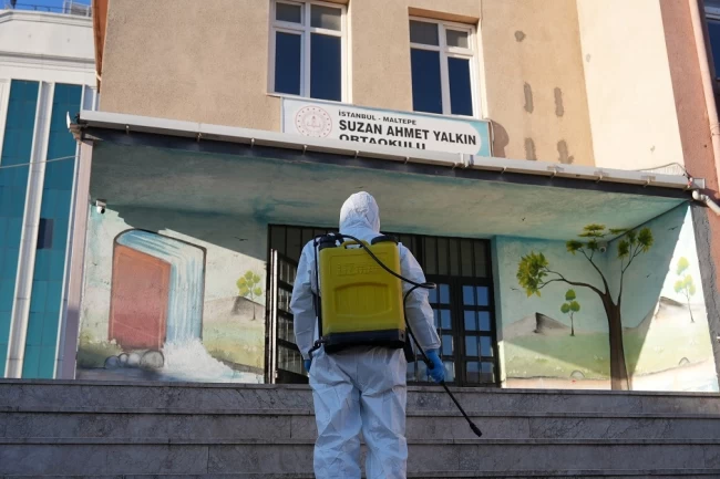 İstanbul Maltepe'de okullar dezenfekte ediliyor