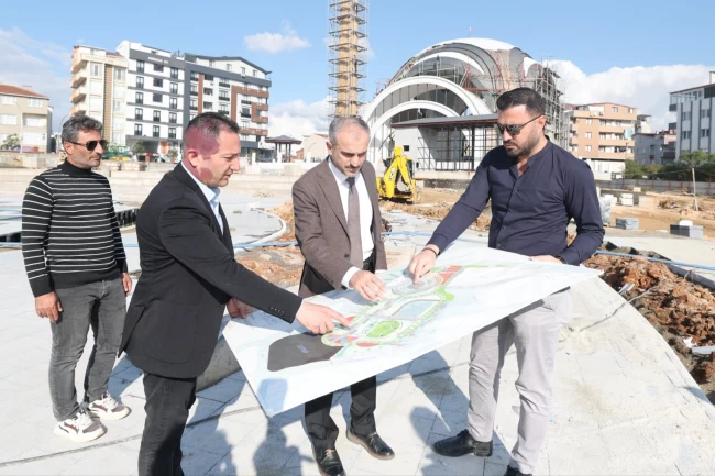 Başkan Çiftçi, Çayırova Kent Meydanı'nda incelemelerde bulundu