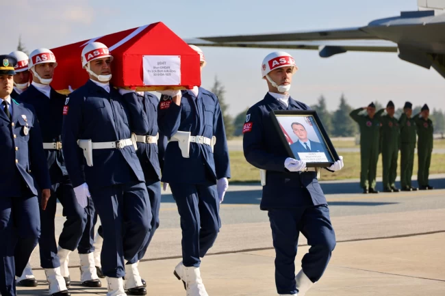 Uçak kazasında şehit olan iki subay Eskişehir'de karşılandı