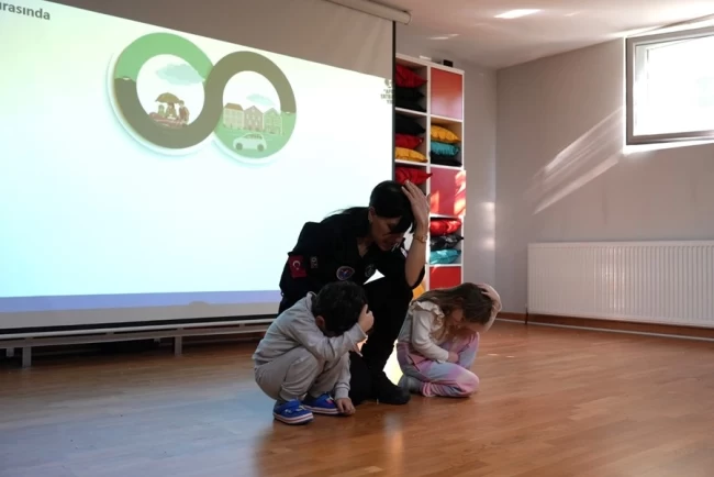 İstanbul Maltepe'de ara tatilde miniklere afet eğitimi