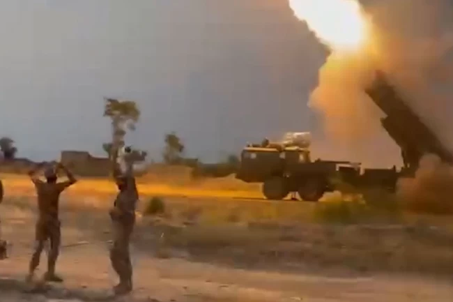 Suriye'ye füze saldırısı! Bir bina yerle bir oldu