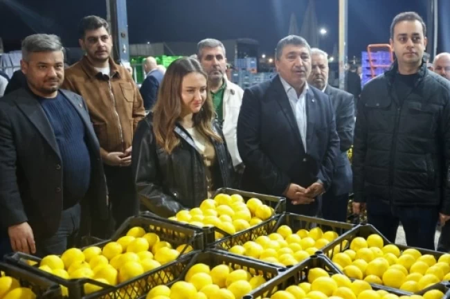 Başkan Vekili Büşra Özdemir'den hal esnafına ziyaret