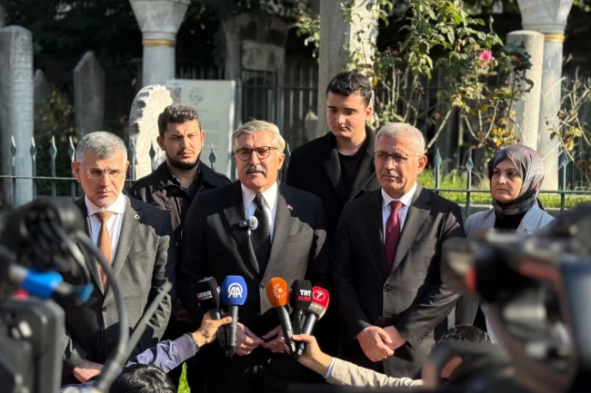 AK Parti Kültür ve Sanat Politikaları Başkanlığından Sezai Karakoç'un ölüm yıldönümünde kabrine ziyaret