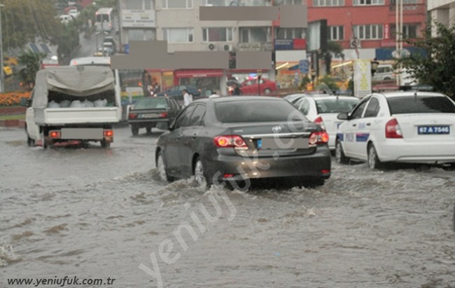YAĞMUR TAŞKINLARA YOLAÇTI