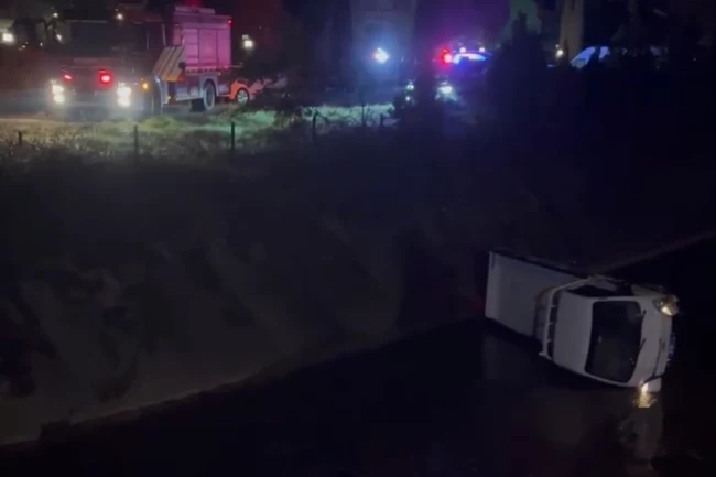 Düzce'de kamyonet su kanalına devrildi!