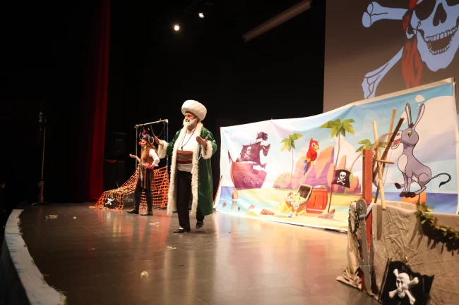 Kocaeli Çayırova'da çocuklar tiyatroyla ara tatilin keyfini çıkardı