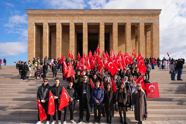 Maltepeli öğrenciler istedi, yerel yönetim Anıtkabir'e götürdü