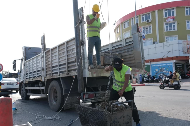 Antalya'da yağmur suyu hatları temizleniyor