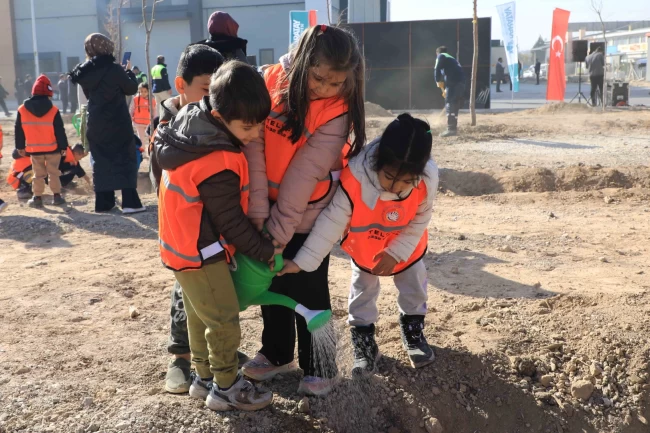 Konya Karatay'da 10 bin 400 metrekarelik alana fidan dikildi