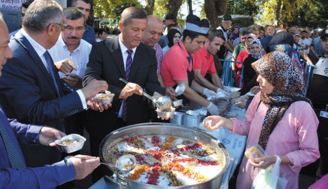 BELEDİYE'DEN 3 BİN KİŞİYE AŞURE..