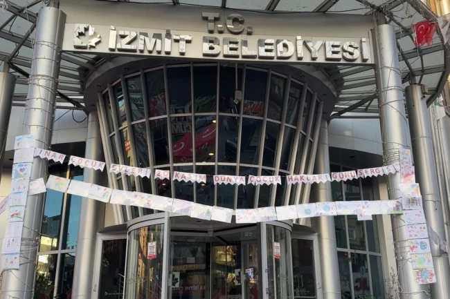 İzmit'te çocukların eserleri belediyede, mutlulukları ekranda