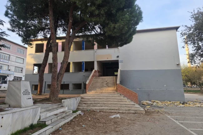 Beril'in daveti Bursa'da büyük bir adımı başlattı... Bursa'da 43 yıllık okul yıkılıyor