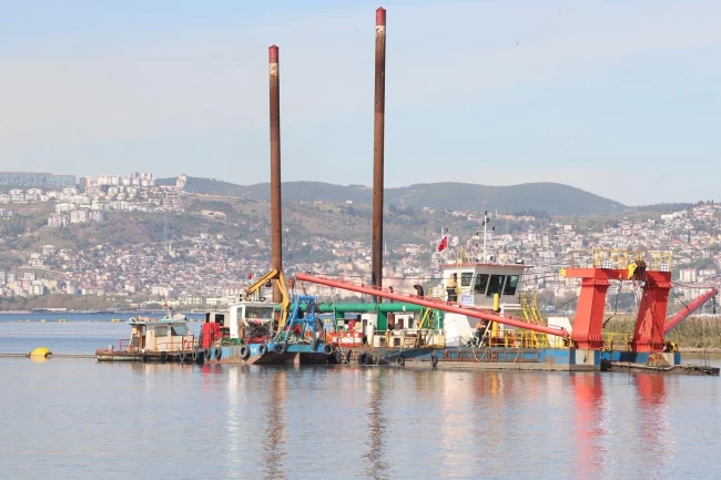 İzmit Körfezi yeniden nefes aldı... Temizlenen körfezde artık yunuslar dans ediyor