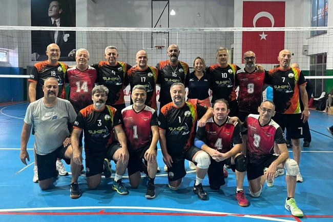 Bursa Osmangazi'nin veteran voleybolcuları zirveye çıktı