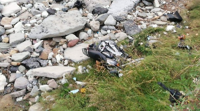 Motosikletle kayalıklardan uçtu..