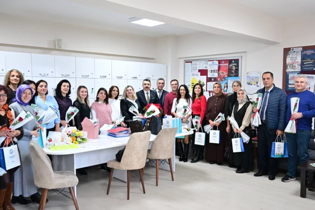 Bursa Yıldırım'da Öğretmenler Günü çiçeklerle kutlandı