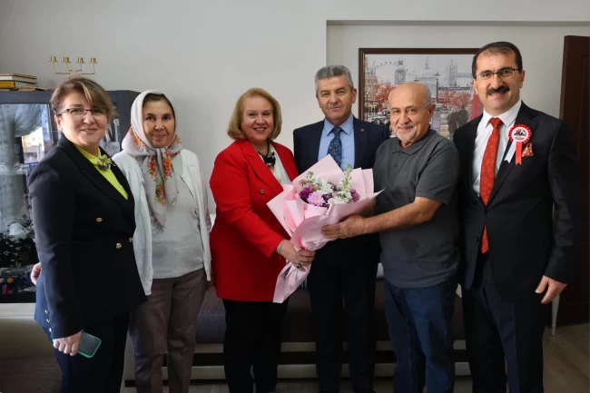 Artvin Valisi Ergün'den emekli öğretmene anlamlı ziyaret