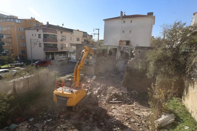 Kocaeli Çayırova'da metruk binalar yıkılıyor