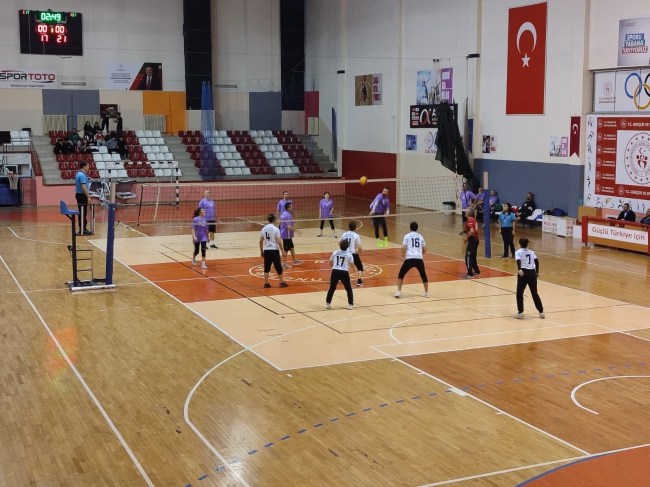 Öğretmenler Sahada Şölen Yarattı: 24 Kasım Voleybol Turnuvası Büyük İlgi Gördü