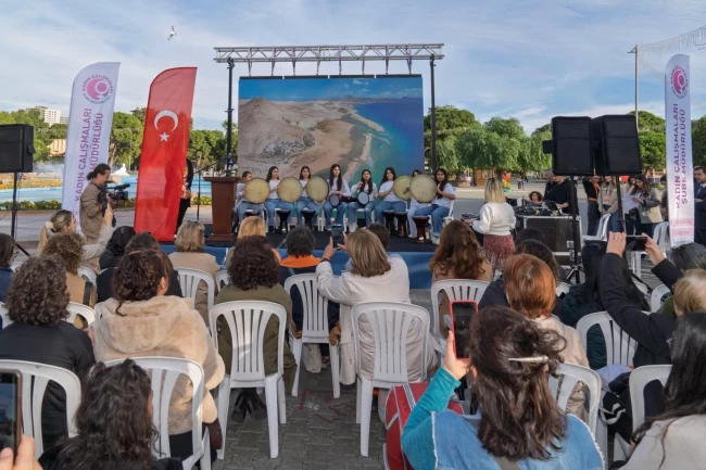 İzmir'de kadınlardan ''Buradayım, iyiyim'' mesajı