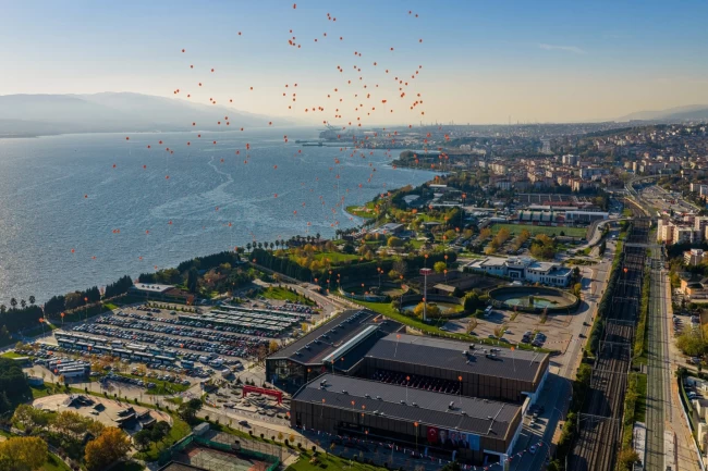 Kocaeli'de turuncu balonlar şiddetsiz dünya için gökyüzüne bırakıldı