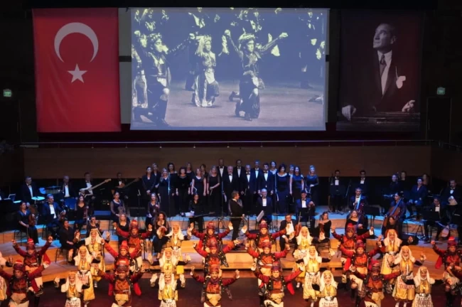 İzmir'de Maarif Halk Dansları ve orkestrasından özel program