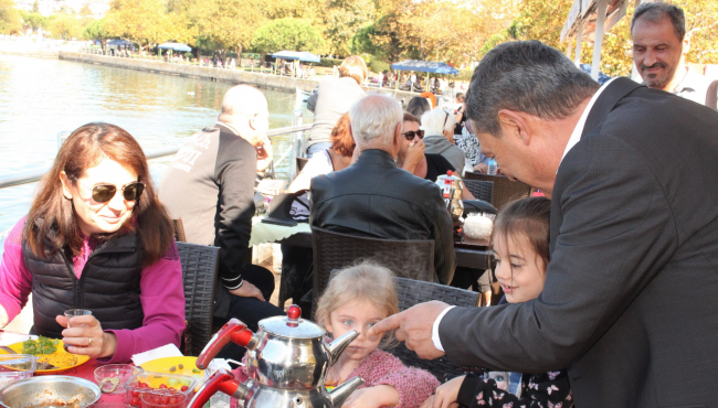 Başkan Uysal, kahvaltıda vatandaşlarla buluştu..