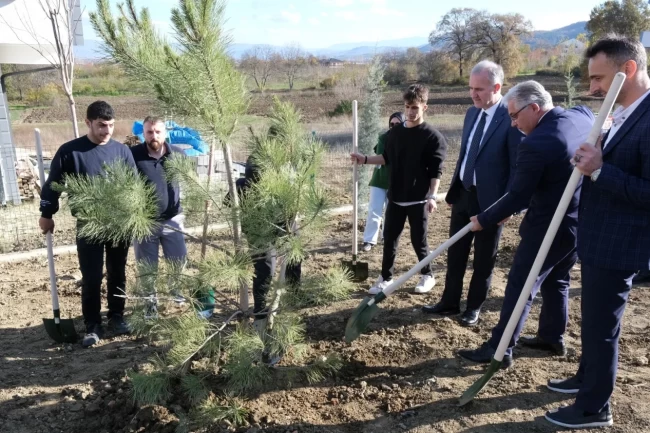 Bursa İnegöllü gençler 32 fidanı toprakla buluşturdu