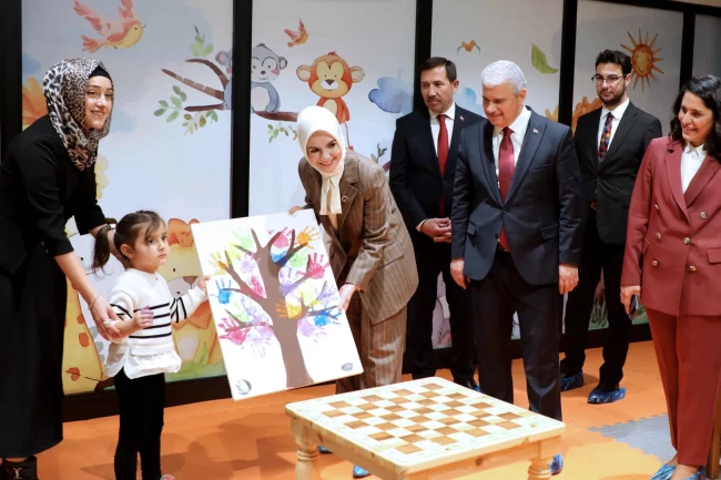 Bakan Göktaş, Hoşkubbe Millet Kütüphanesi'ni ziyaret etti