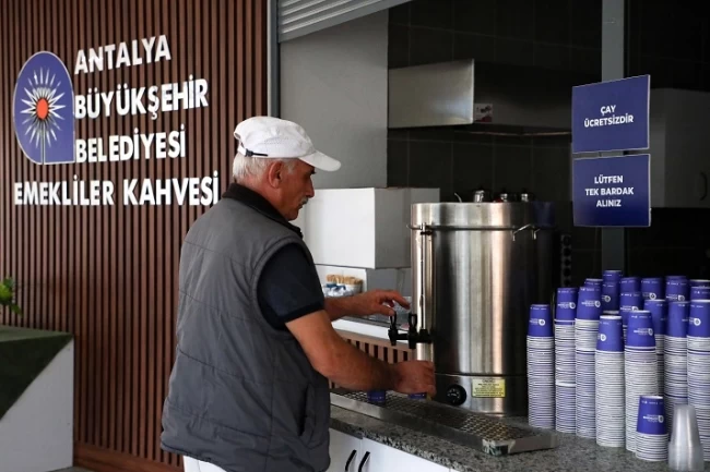 Antalya Büyükşehir'in Emekli Kahveleri'ne büyük ilgi