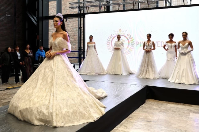 Kocaeli 3. Evlilik Fuarı'nda gelinlik ve bindallılar sahneye çıktı