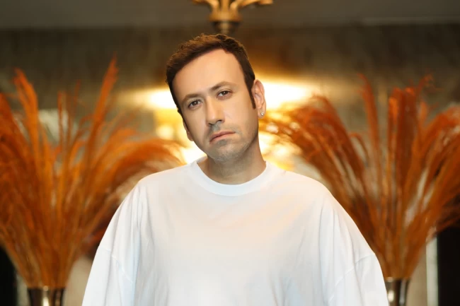 Murat Dalkılıç'tan yılın sürprizi! Sahne ve medya Özgür Aras'a emanet