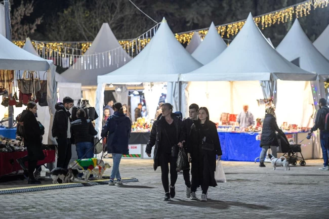 İzmir'de Kültürpark'a yeni yıl ruhu geldi