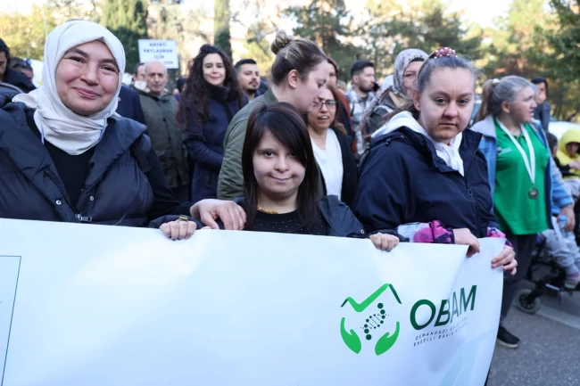 Bursa Osmangazi'de engelli bireyler farkındalık için yürüdü