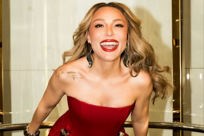 Ziynet Sali'den kırmızı elbiseli alev alev paylaşım!