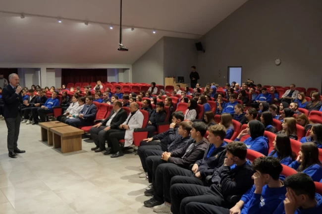 Bursa İnegöl'de Başkan Taban gençlerle bir arada