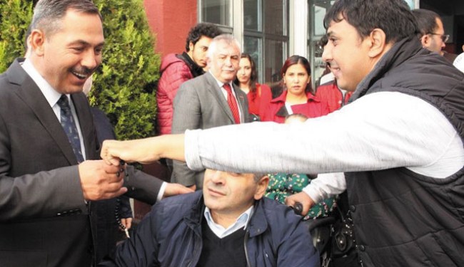 Başkan Uysal'ı duygulandıran hediye..